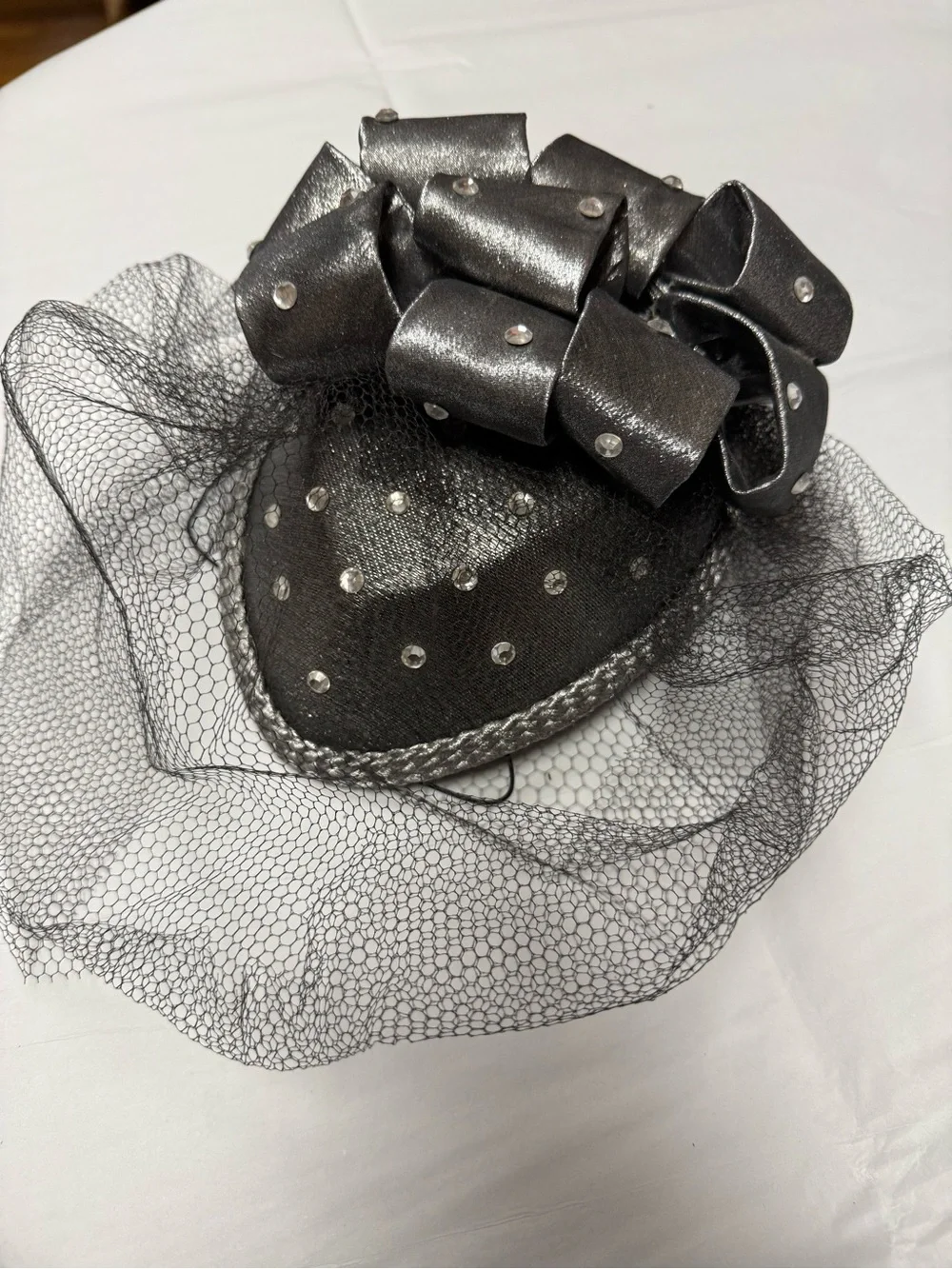 Eric Javits Silver White Gemmed Metallic Bow Veiled Cocktail Hat - Picture 9 of 12